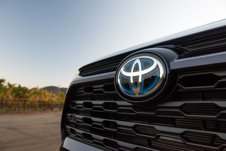 Логотип Toyota RAV4 XLE Hybrid 2018 года  (NA) (фото 14 из 26)